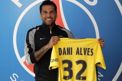 Journal des Transferts : Alves signe au PSG, Giroud ouvre la porte, Mandanda a aid l'OM et Rami s'annonce...