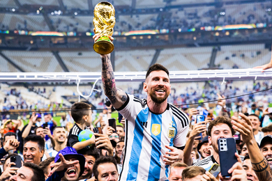 Coupe du monde : la folle histoire du faux trophe brandi par Messi aprs la finale