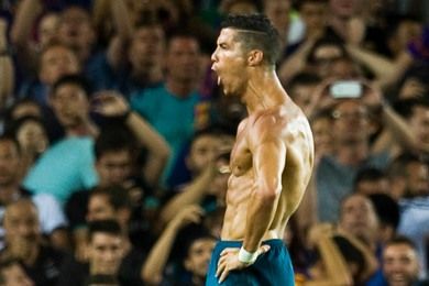 Real Madrid : buteur, chambreur, expuls... Ronaldo prend cinq matchs pour avoir pouss l'arbitre lors du Clasico !