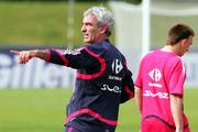 Domenech persiste et signe