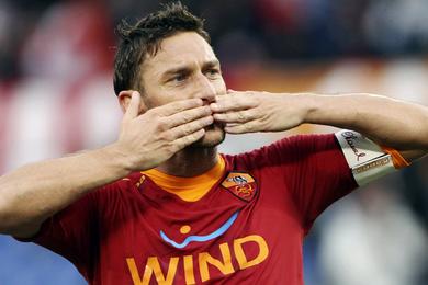 Roma : Totti souffle ses vingt bougies et parle de Lippi, Mourinho, Messi, Ronaldo...