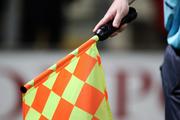 VIDEO : un arbitre se fait tacler et rclame un carton jaune