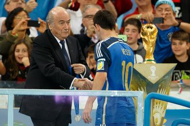 Coupe du monde : Blatter et la FIFA se couvrent de ridicule avec Messi et Suarez...