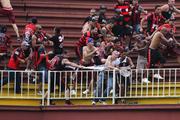 Br�sil : affrontements tr�s violents, le match entre Paranaense et Vasco tourne au drame...
