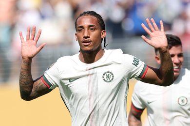 Chelsea : Joo Pedro pose sa carte de visite
