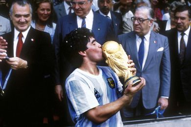 Les hommages  la lgende Maradona