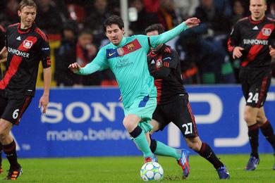 Quand deux joueurs de Leverkusen s'tripent pour un maillot de Lionel Messi, Rudi Vller voit rouge !