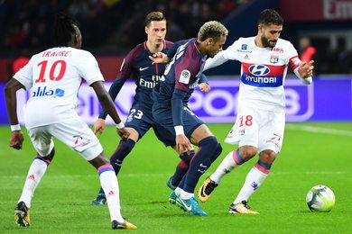 Lyon : pas de carton rouge pour Neymar, pas de penalty pour les Gones... L'arbitrage face au PSG dans le viseur