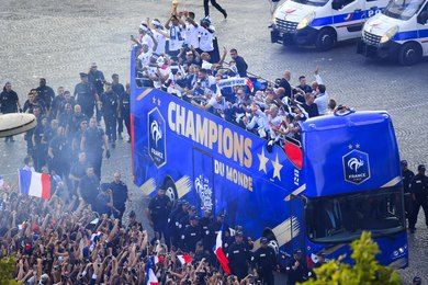 Equipe de France : passage éclair sur les Champs, personne au balcon du Crillon... Après la déception, les explications