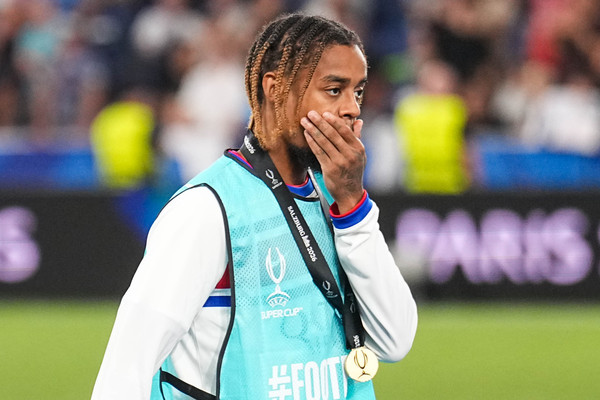 Journal des Transferts : ça sent la fin pour Barcola, Suzuki accepte l'escale à Turin, le Barça pense à un ex de l'OL...