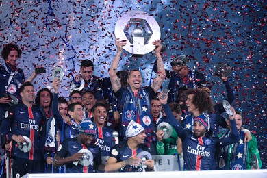 PSG : les champions de France ftent leur titre et le gant Ibrahimovic !
