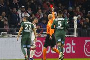 OL-ASSE : Rafael surpris apr�s son tacle assassin, penalty oubli� pour les Verts... L'arbitrage du derby fait beaucoup parler