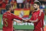 Espagne : Piqu parle trop, Sergio Ramos le remet  sa place...