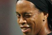 VIDEO : mme  l’arrt, Ronaldinho ridiculise son partenaire !