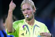 VIDEO : il touche la poitrine de Madame l'arbitre en plein match !