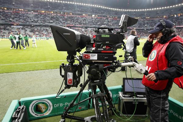 Droits TV : combien vous coûtera votre match de football à la télévision en  2018 ? - Le Parisien