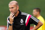 Real : Ancelotti vole au secours de Zidane, attaqu par un "collgue" de Liga...